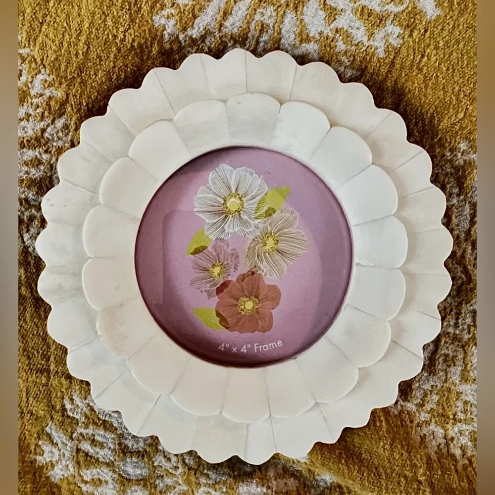 White Resin Double Scallop Round Picture Frame 4x4 New With Tags